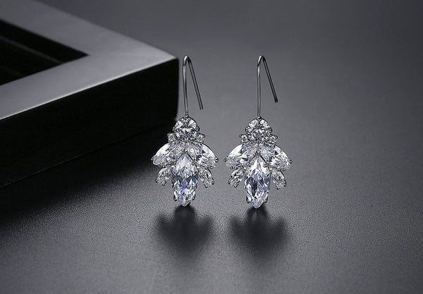 Bông Tai Tòn Teng Đá Trắng Lá Rơi Dạng Móc