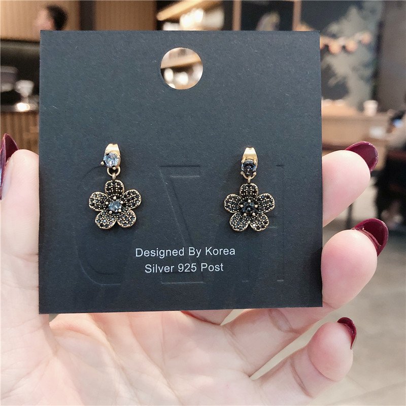 Bông Tai Tòn Teng Hoa 5 Cánh Vuông Đính Đá Đen