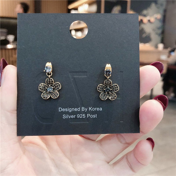 Bông Tai Tòn Teng Hoa 5 Cánh Vuông Đính Đá Đen