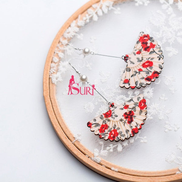 Bông Tai Tòn Teng Cánh Quạt Gỗ In Hoa Đỏ Dạng Móc