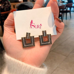 Bông Tai Tòn Teng Hình Vuông Đen Đính 1 Hàng Đá Trắng