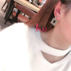 Bông Tai Tòn Teng Hình Vuông Đen Đính 1 Hàng Đá Trắng