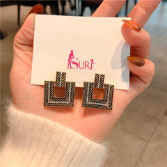 Bông Tai Tòn Teng Hình Vuông Đen Đính 1 Hàng Đá Trắng