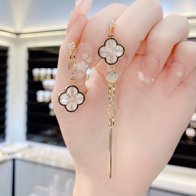 Bông Tai Tòn Teng Bất Đối Xứng Hoa 4 Cánh Bo Tròn Viền Đen Đính Đá Lạ Mắt