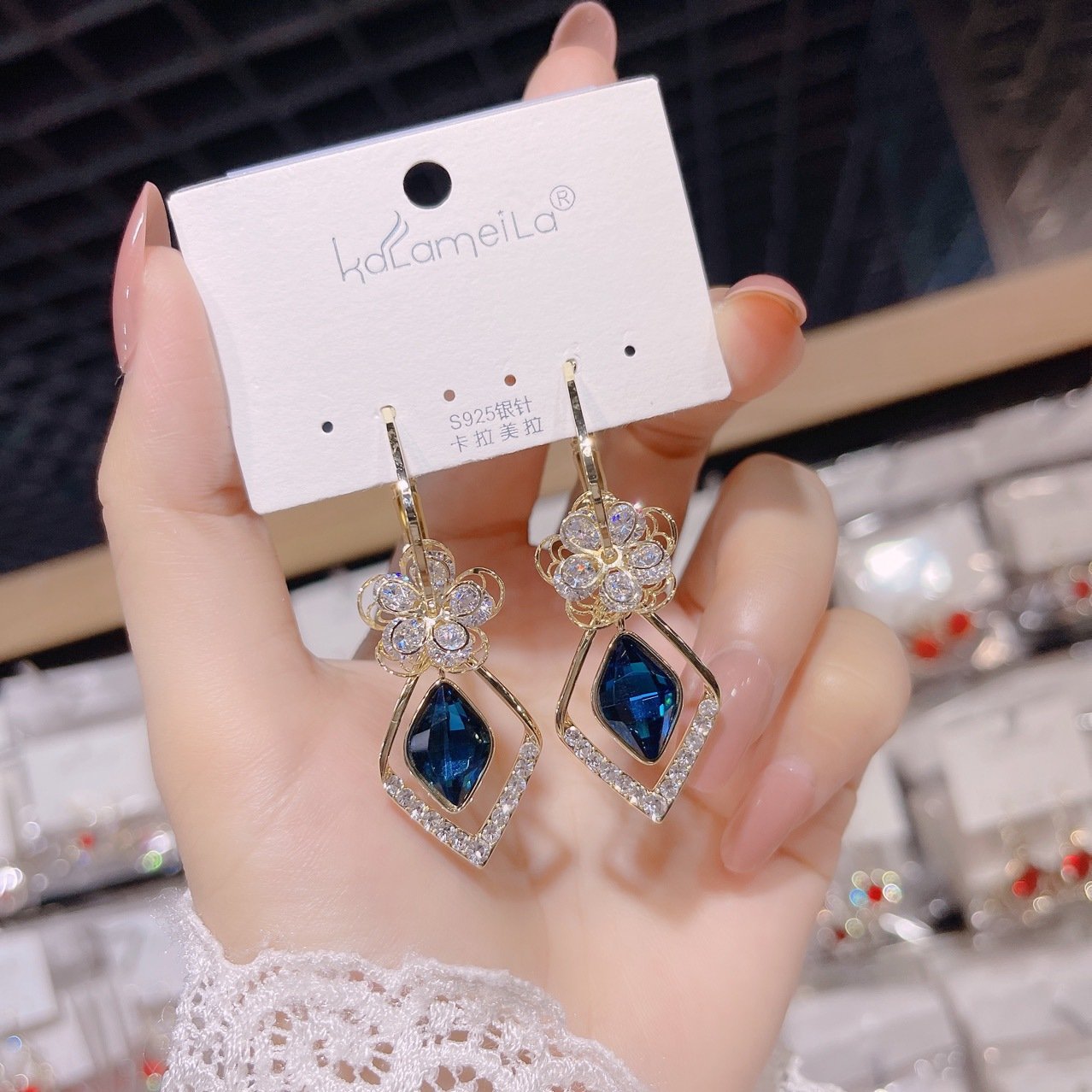 Bông Tai Tòn Teng Khoen Hoa Mai Đính Đá Phối Hình Thoi Đá Xanh Cao Cấp